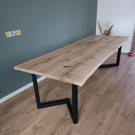 Boomstamtafel 280x100cm met driehoekpoot 6x6cm - noest:scheur donker gestopt + coating op het blad