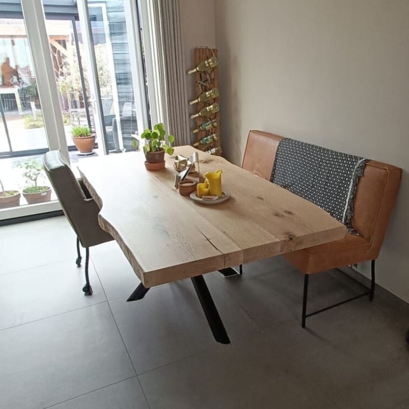 Eiken boomstamtafel 6cm dik met stalen matrix onderstel rond