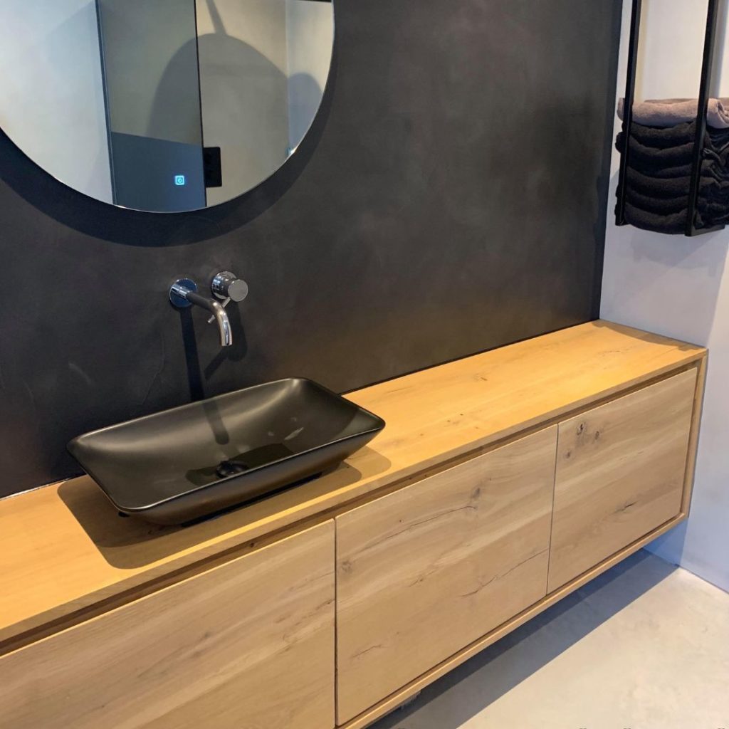 Hangend badkamermeubel eiken op maat met donkere waskom Hangend badkamermeubel eiken op maat met donkere waskom