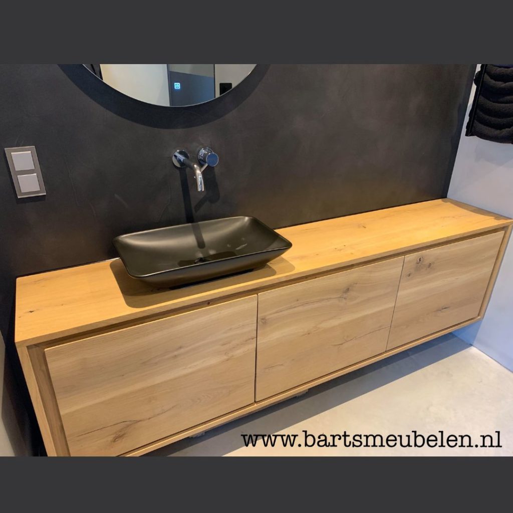 Hangend badkamermeubel eiken op maat voor wasbak Hangend badkamermeubel eiken op maat voor wasbak