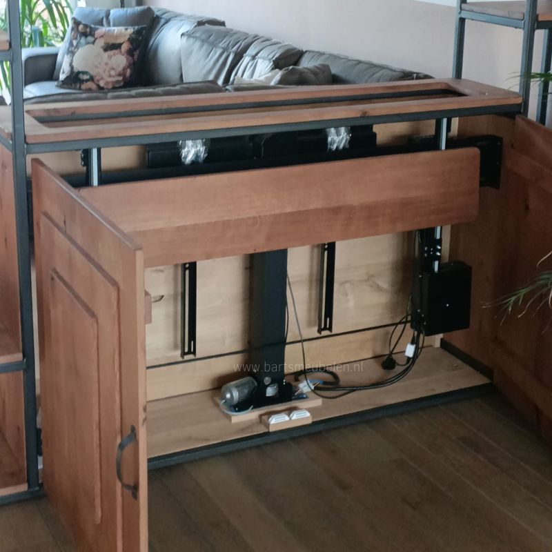 Industriele kast voor een tv lift op maat details Industriele kast voor een tv lift op maat details