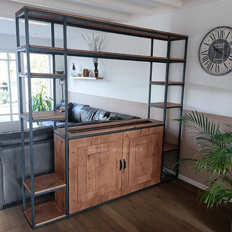 Industriele kast voor een tv lift op maat van eikenhout en staal Industriele kast voor een tv lift op maat van eikenhout en staal