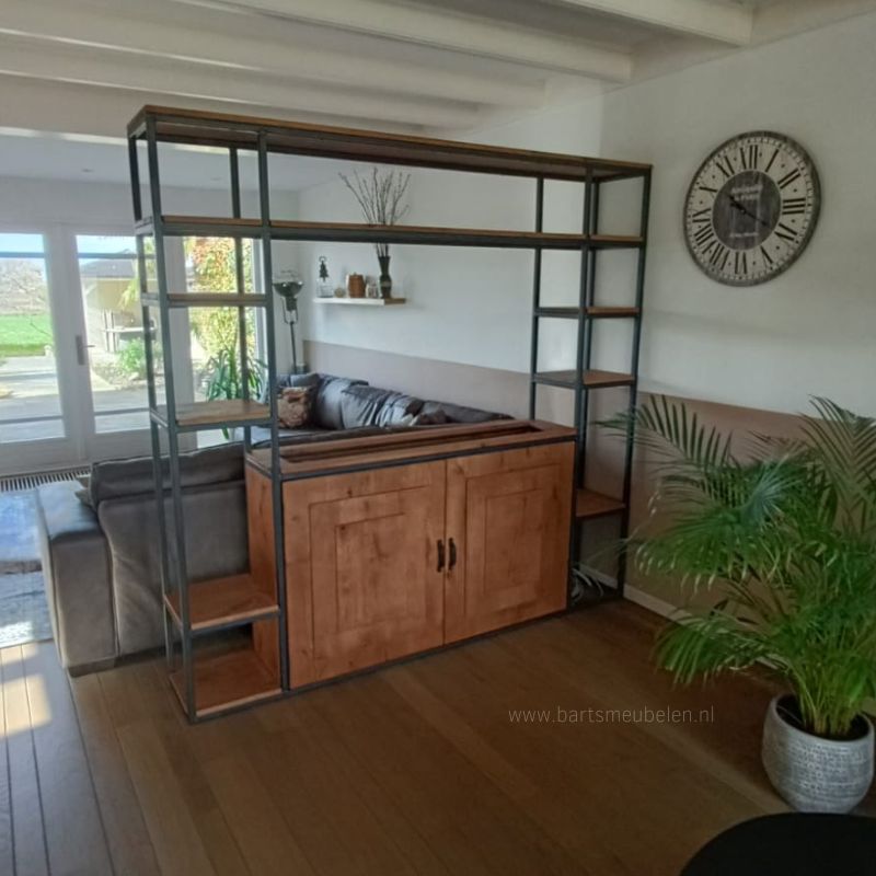 Industriele kast voor een tv lift op maat Industriele kast voor een tv lift op maat