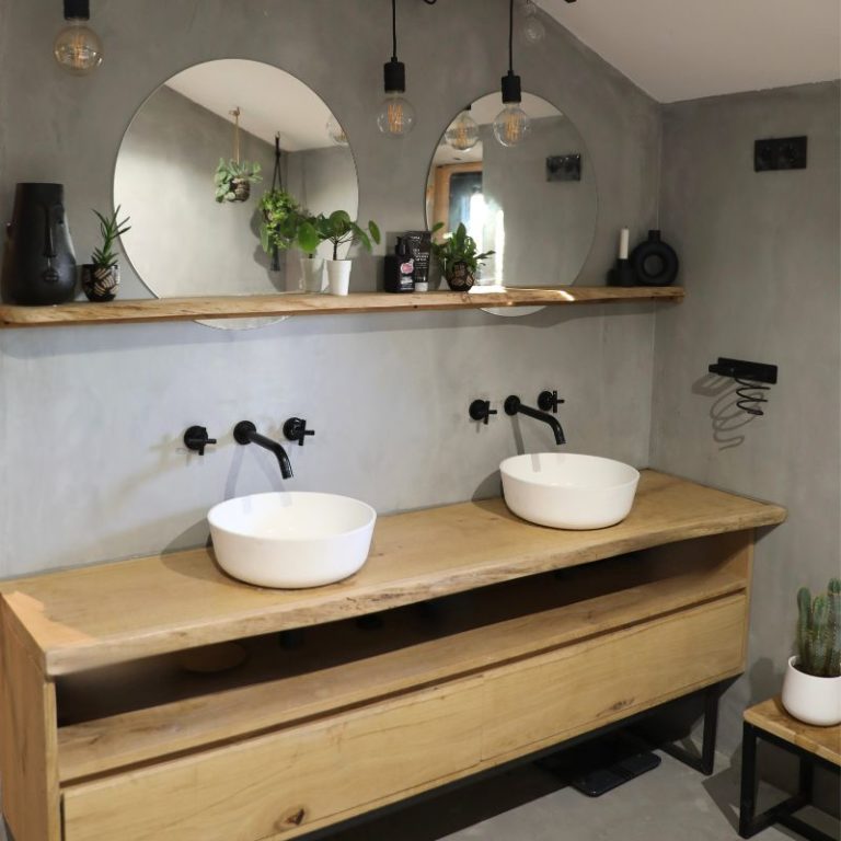 eikenhouten badkamermeubel met boomblad