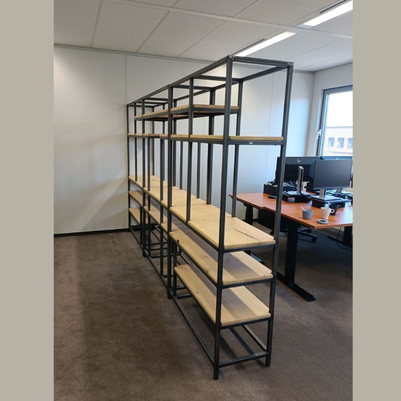 industriele vakkenkasten op een kantoorpand als roomdivider industriele vakkenkasten op een kantoorpand als roomdivider