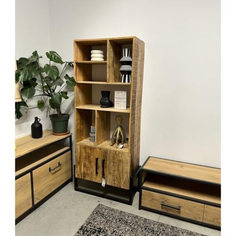 showmodel kast bolivia