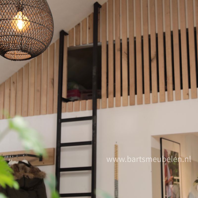 Afwerking met eikenhouten latjes Afwerking met eikenhouten latjes