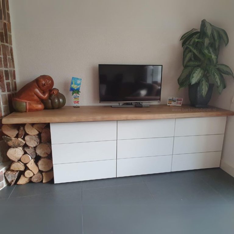 Een eikenhouten boomstamblad op ladekasten