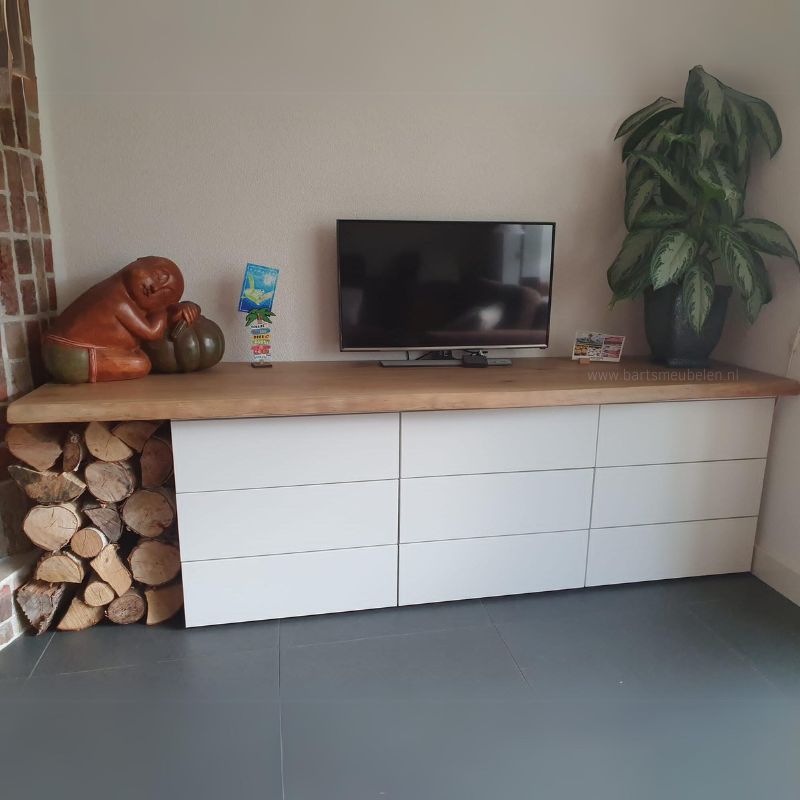 Een eikenhouten boomstamblad op ladekasten Een eikenhouten boomstamblad op ladekasten