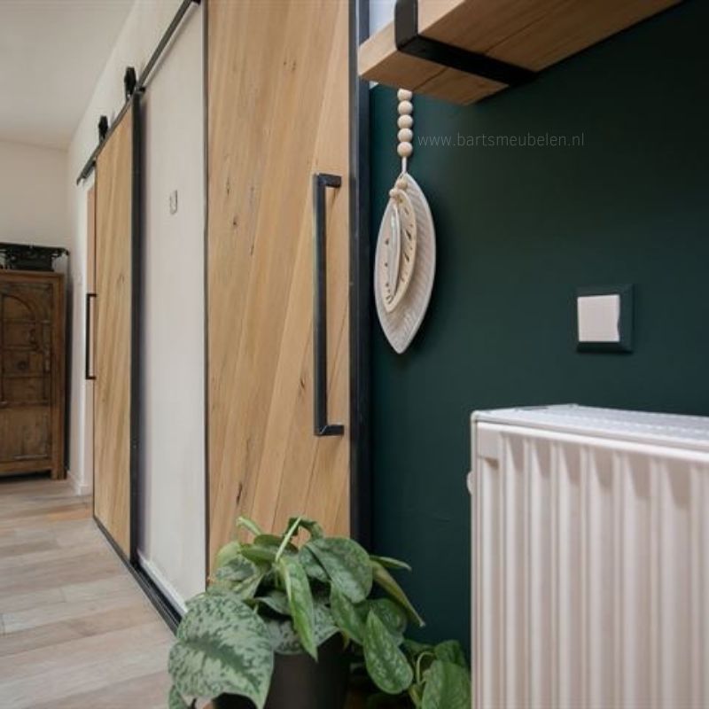 Schuifdeur binnen op maat van eikenhout met een stalen frame Schuifdeur binnen op maat van eikenhout met een stalen frame