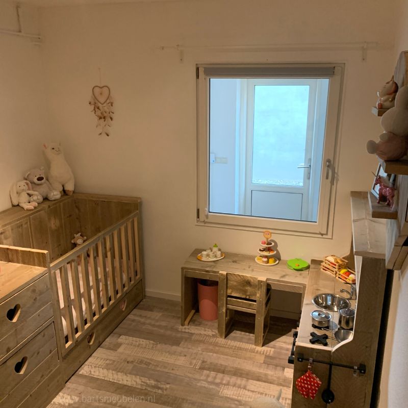 Steigerhouten ledikant en commode in 1 in kinderkamer Steigerhouten ledikant en commode in 1 in kinderkamer