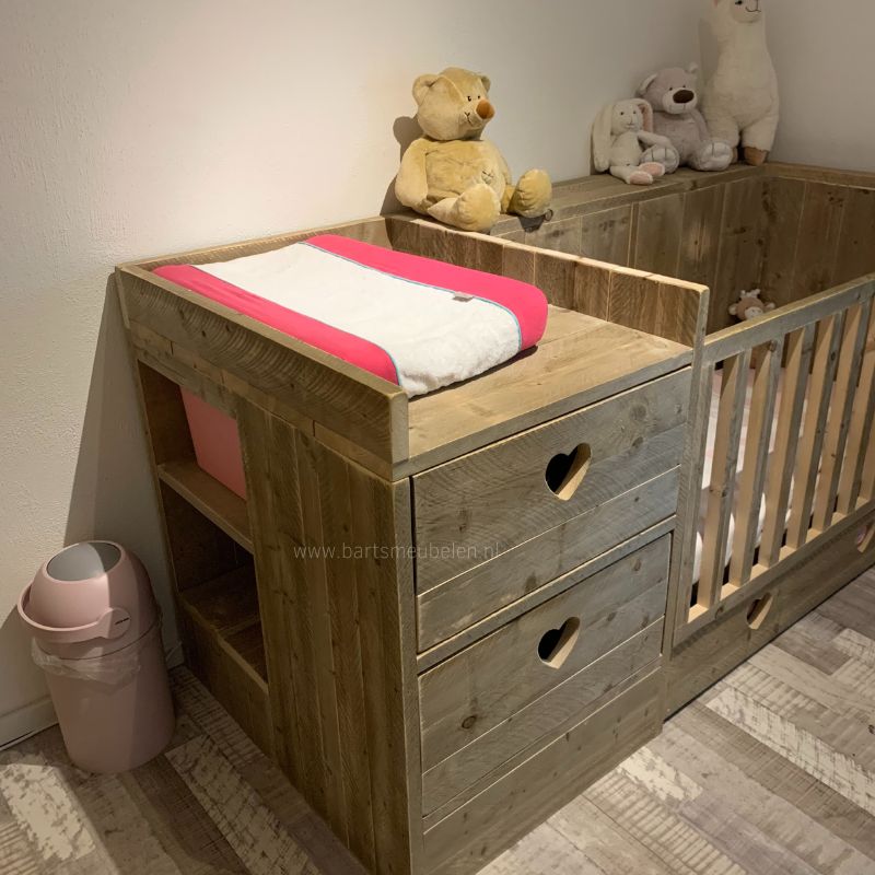 Steigerhouten ledikant en commode in 1 met veel opbergruimte Steigerhouten ledikant en commode in 1 met veel opbergruimte