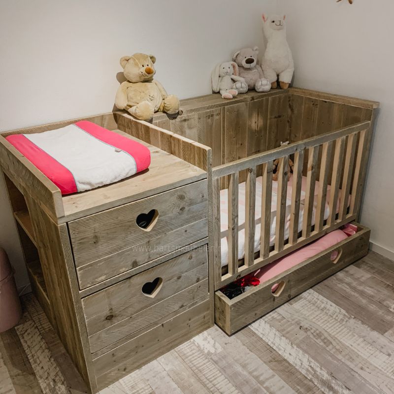 Steigerhouten ledikant en commode in 1 Steigerhouten ledikant en commode in 1