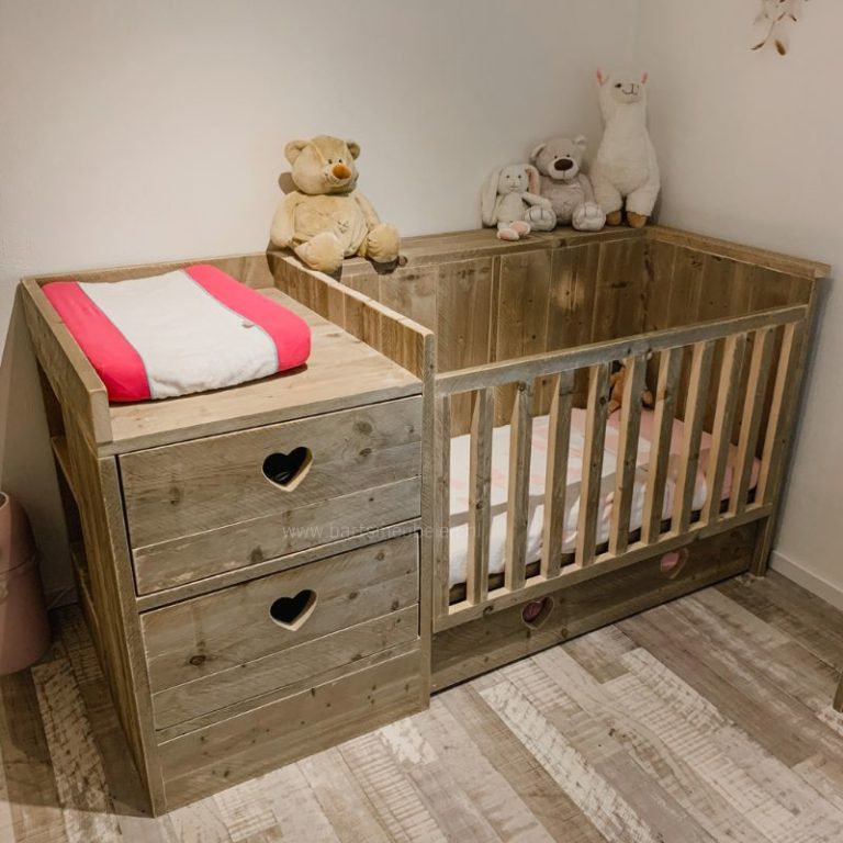 Unieke steigerhouten ledikant en commode in 1