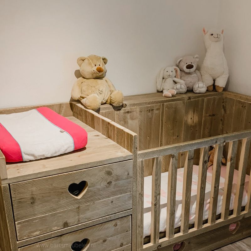 Unieke steigerhouten ledikant en commode in 1 details Unieke steigerhouten ledikant en commode in 1 details