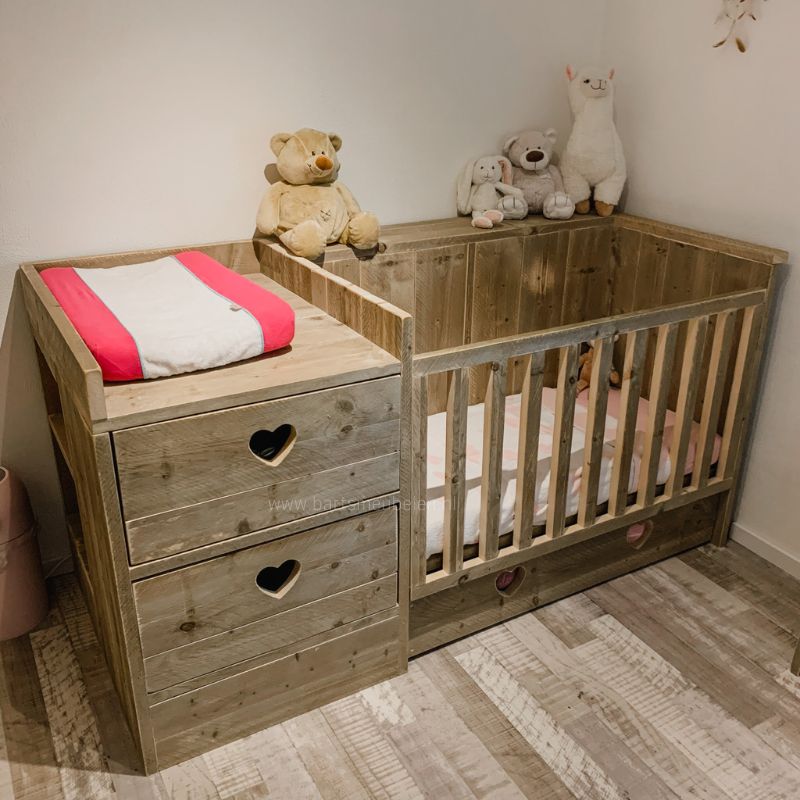 Unieke steigerhouten ledikant en commode in 1 Unieke steigerhouten ledikant en commode in 1