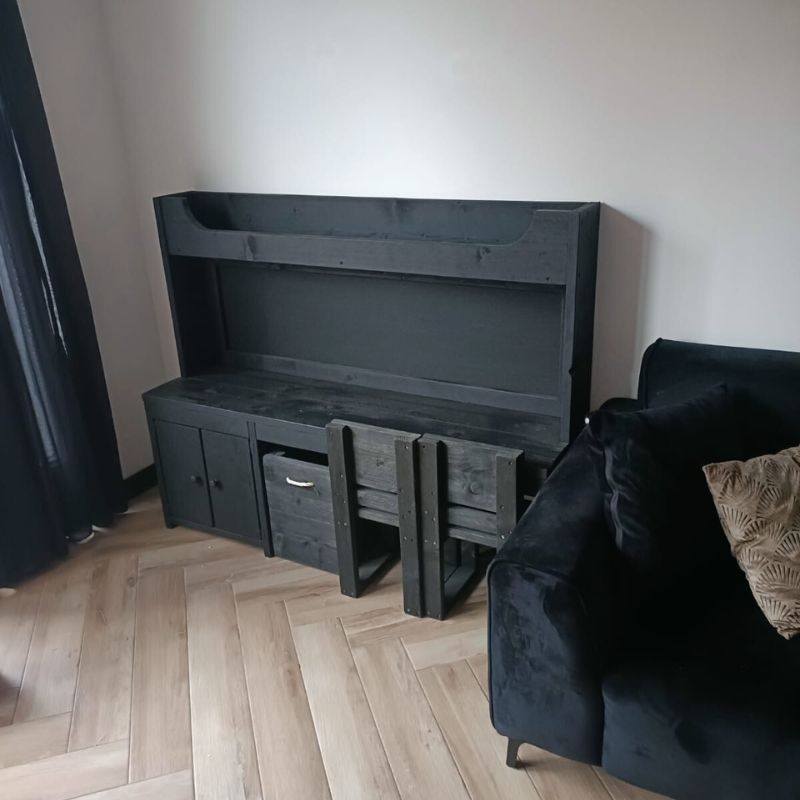 een speelhoek in de woonkamer met black wash kleurbehandeling een speelhoek in de woonkamer met black wash kleurbehandeling