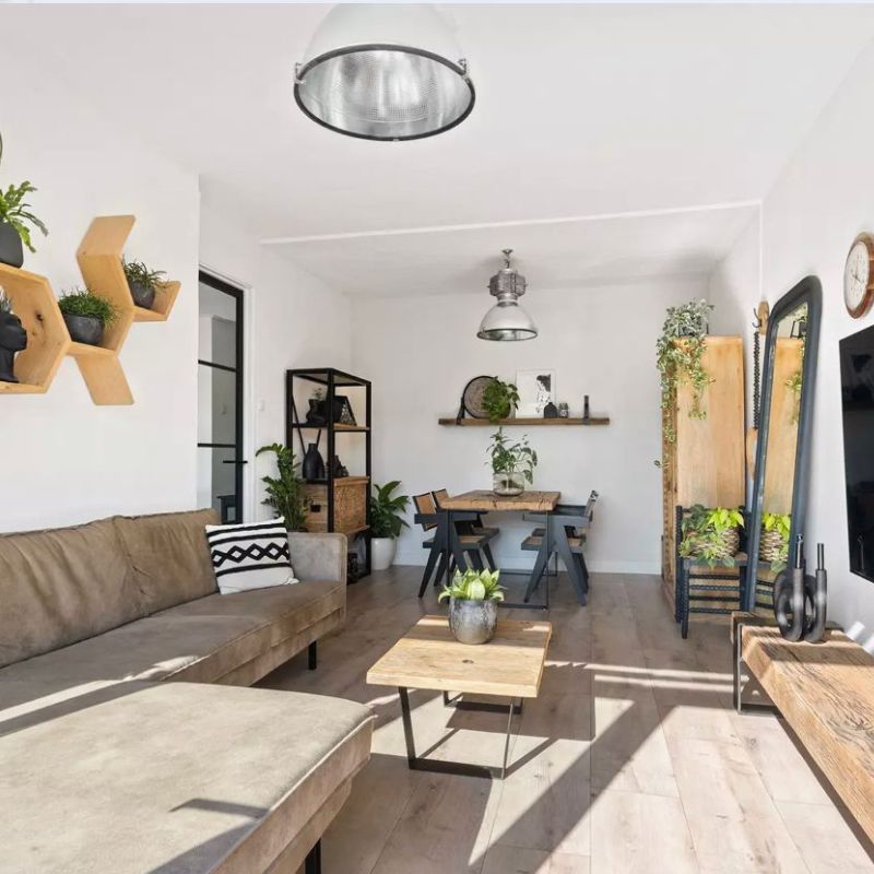 een spiegel in de woonkamer een spiegel in de woonkamer