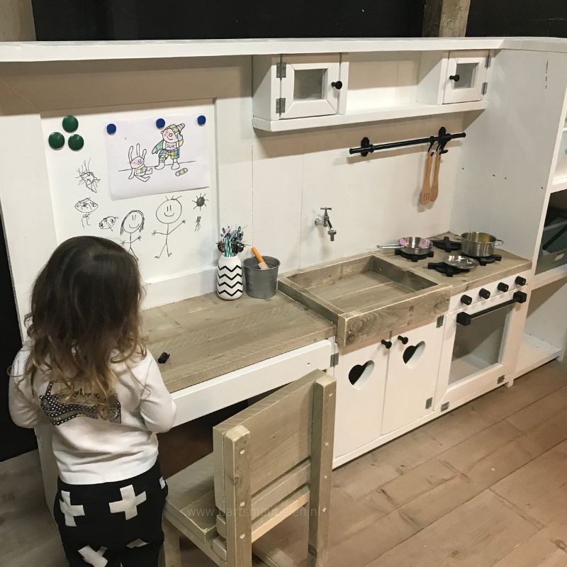 maatwerk speelmeubel met bureau voor in de woonkamer - detail sfeerfoto