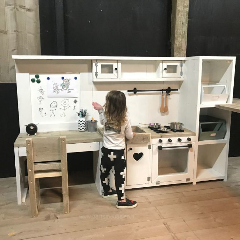 maatwerk speelmeubel met bureau voor in de woonkamer - sfeerfoto