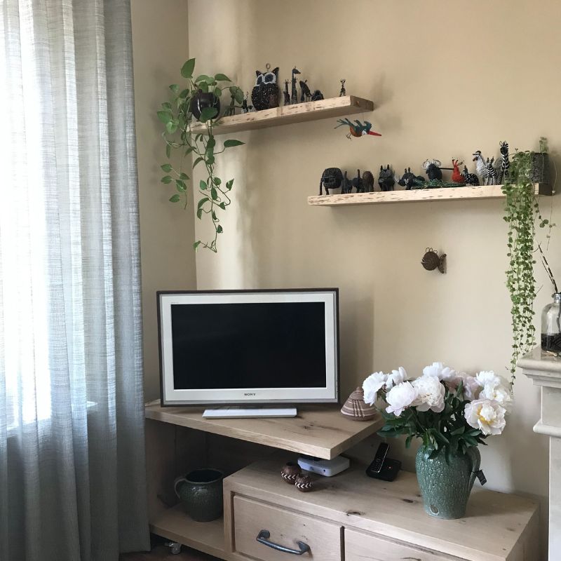 zwevende wandplanken boven het tv meubel zwevende wandplanken boven het tv meubel