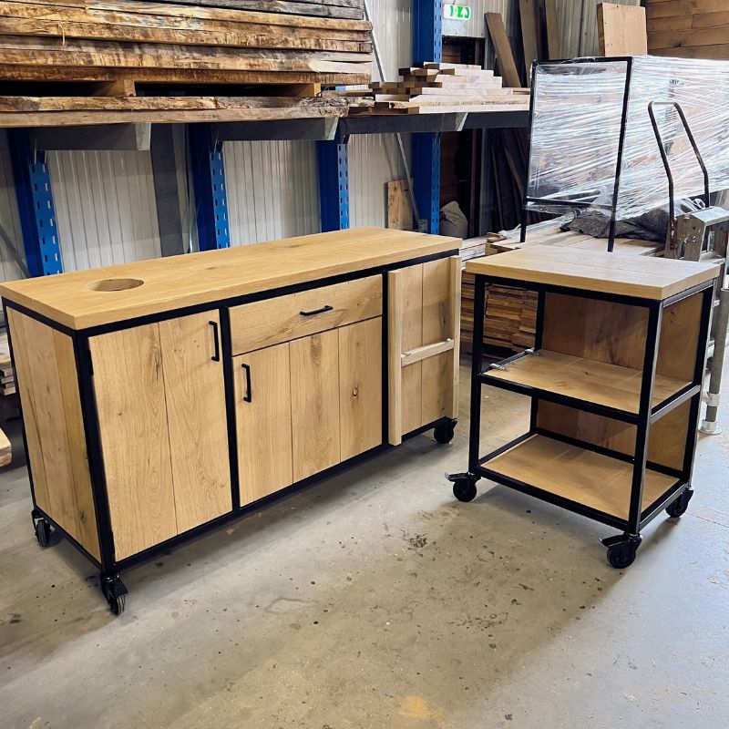 Debrasseer kast horeca op maat van eikenhout en staal Debrasseer kast horeca op maat van eikenhout en staal