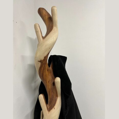 Details staande houten kapstok met ronde vormen