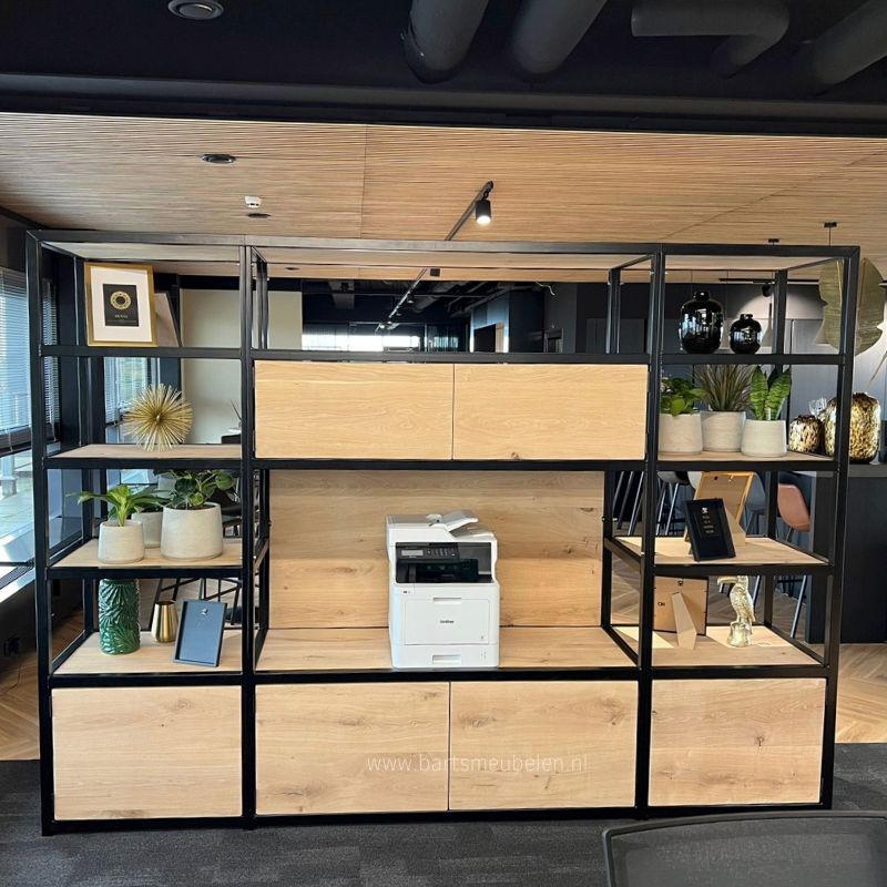 Een maatwerk kast voor de bedrijfsruimte Een maatwerk kast voor de bedrijfsruimte