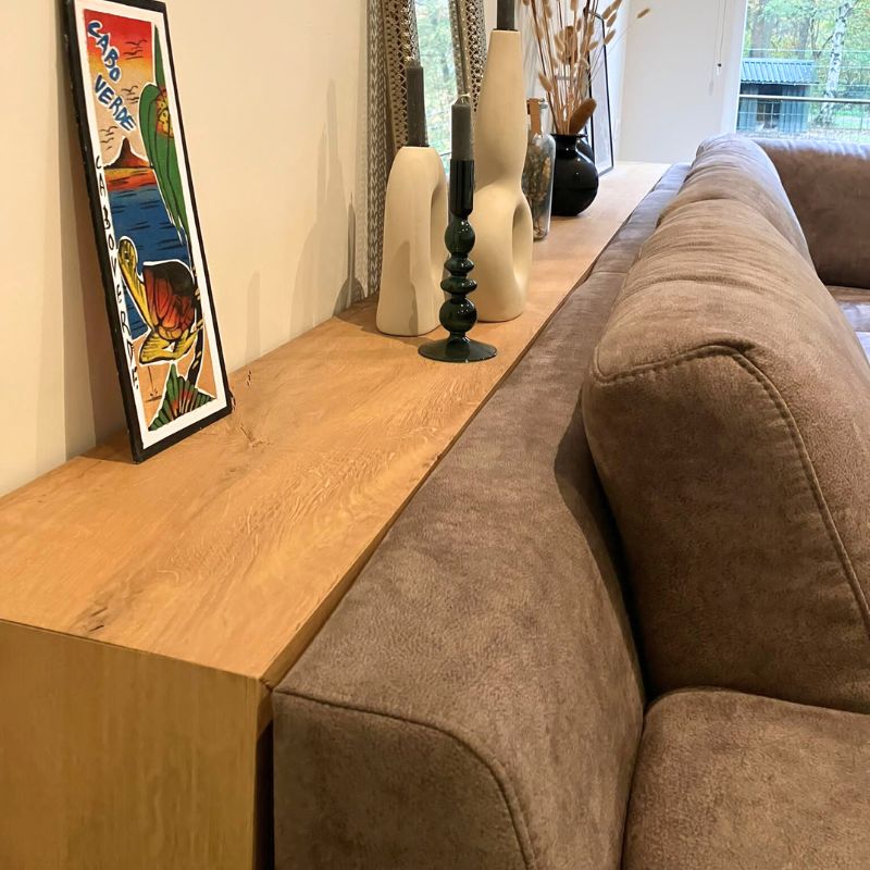 eikenhouten sidetable achter bank -detailfoto