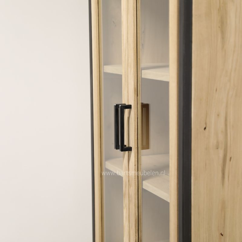 Hoge vitrinekast eikenhout staal en glas Hoge vitrinekast eikenhout, staal en glas