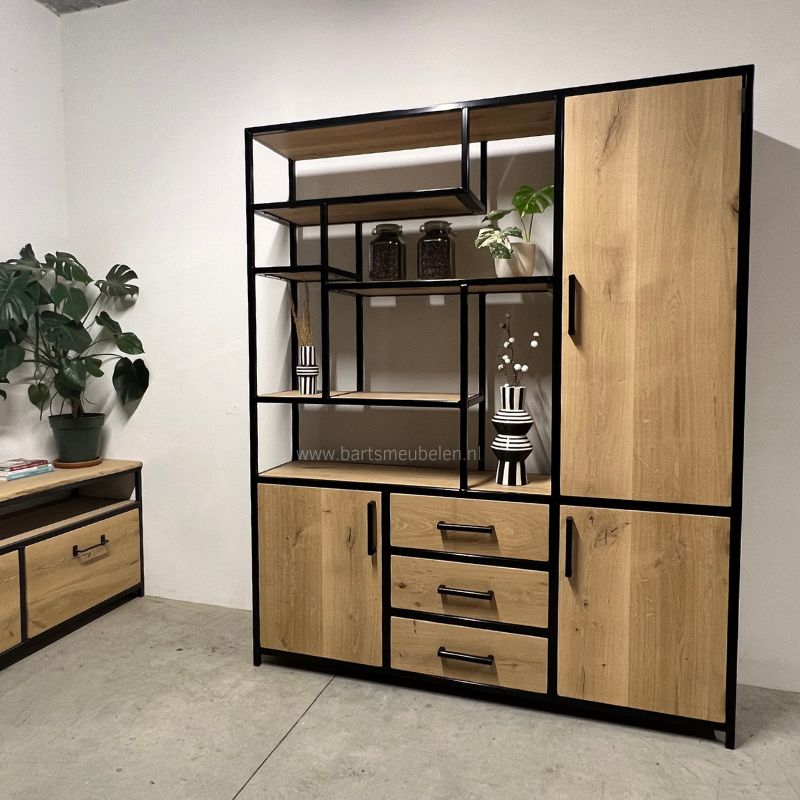 Industriele kast met veel opbergruimte van eik en staal Industriele kast met veel opbergruimte van eik en staal