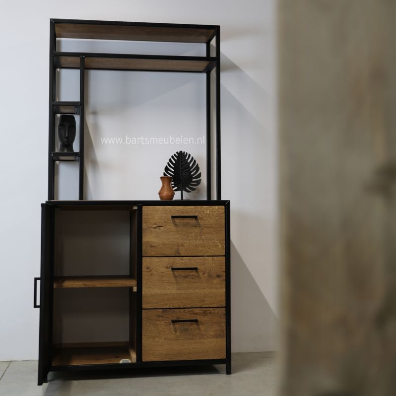 Kast gerookt eikenhout met zwart staal met open deurtje