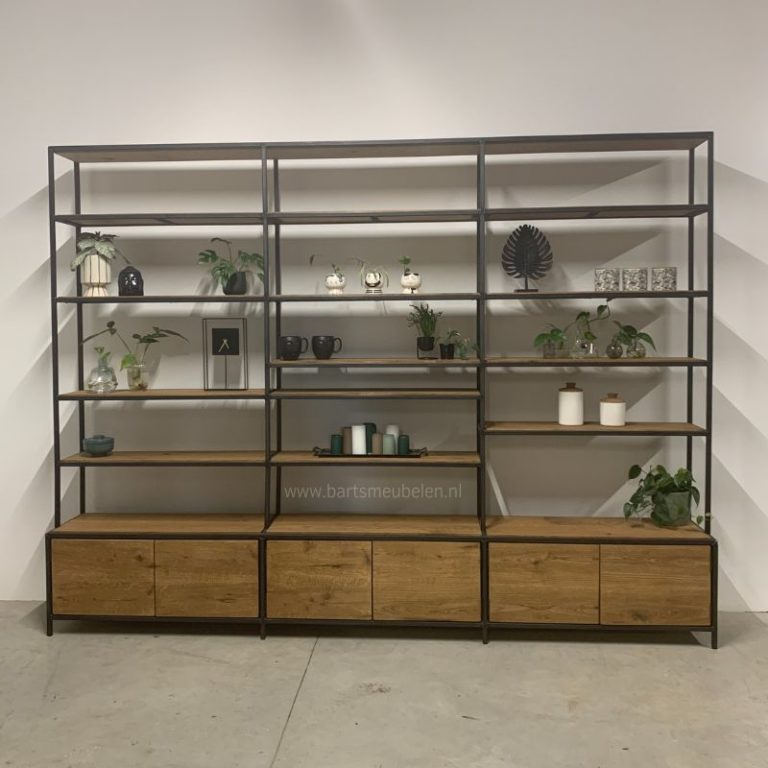 Maatwerk boekenkast industrieel in Den Haag