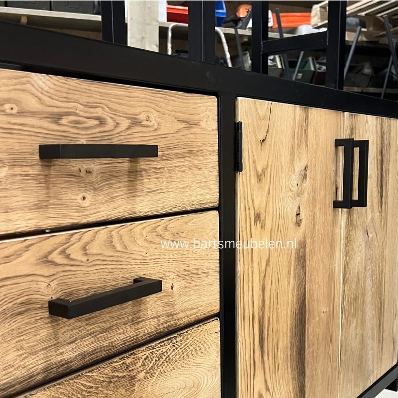 Maatwerk wandkast eik en staal in Voorburg details Maatwerk wandkast eik en staal in Voorburg details