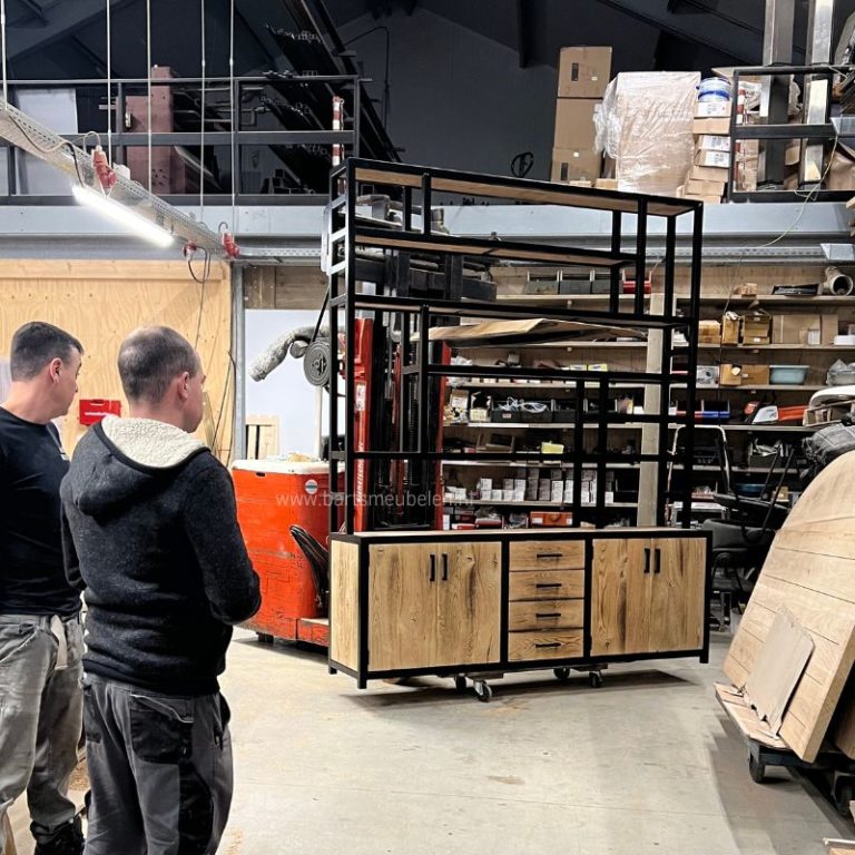 Maatwerk wandkast eikenhout en staal in Voorburg - uit 2 delen