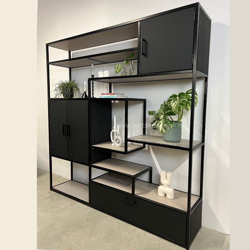 Vakkenkast 8 eikenhout en staal smiling vyper op het eik Vakkenkast 8 eikenhout en staal + smiling vyper op het eik