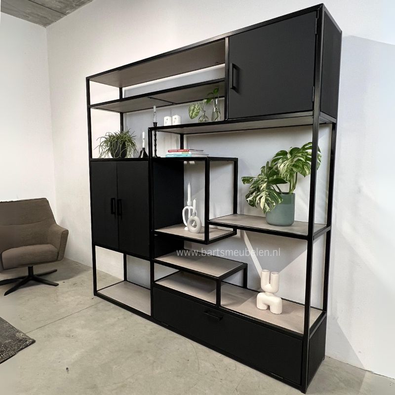 Vakkenkast 8 eikenhout en staal smiling vyper op het eikenhout Vakkenkast 8 eikenhout en staal + smiling vyper op het eikenhout