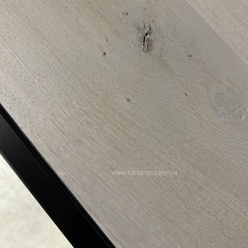 detail Vakkenkast 8 eikenhout en staal smiling vyper op het eikenhout detail Vakkenkast 8 eikenhout en staal + smiling vyper op het eikenhout