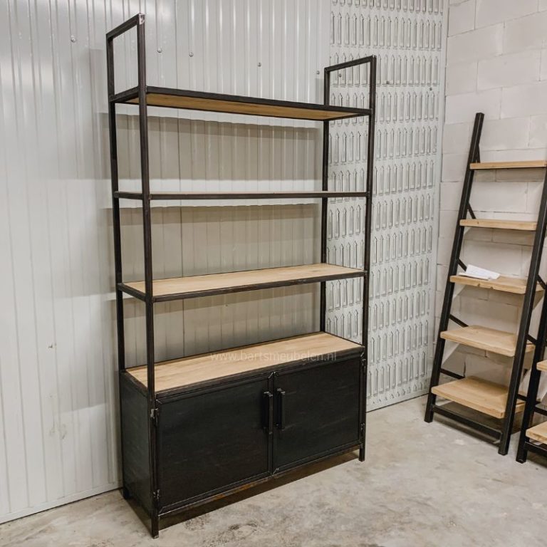 industriele kast met stalen deuren en eiken legplanken