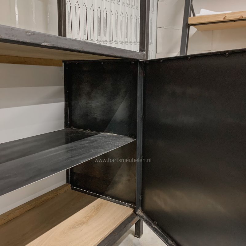 industriele kast met stalen deuren en eiken legplanken details industriele kast met stalen deuren en eiken legplanken - details