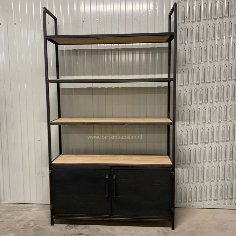 industriele kast met stalen deuren en eiken legplanken vooraanzicht industriele kast met stalen deuren en eiken legplanken - vooraanzicht