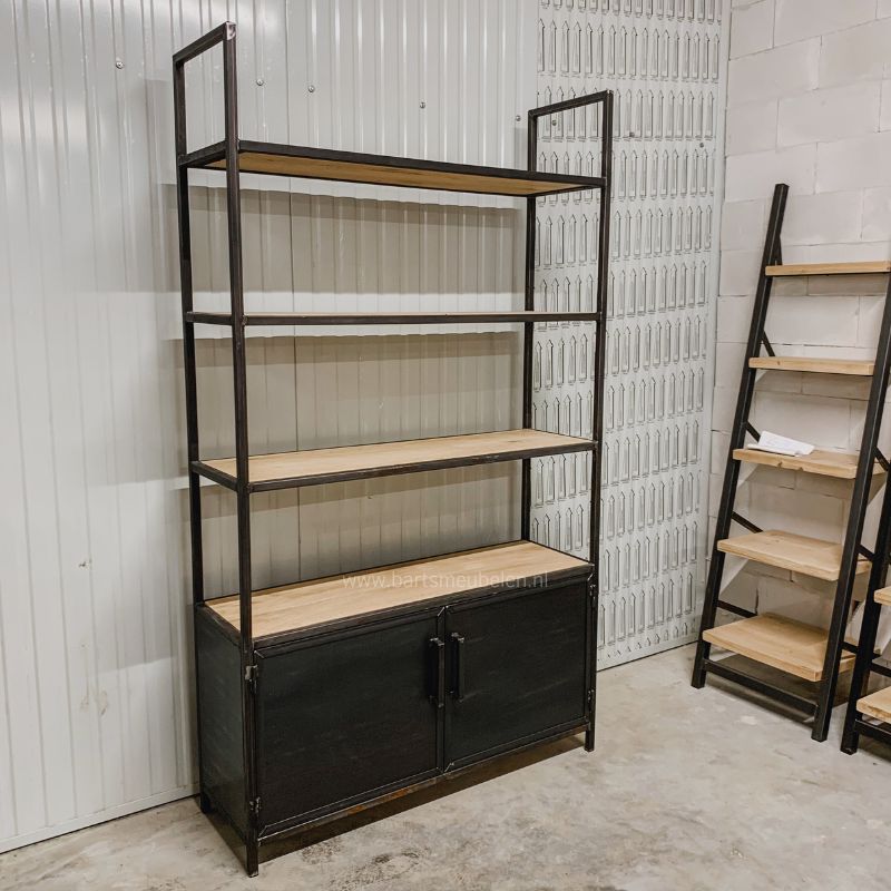 industriele kast met stalen deuren en eiken legplanken industriele kast met stalen deuren en eiken legplanken