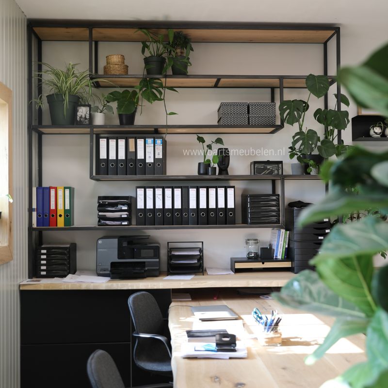 maatwerk bovenkast op ons kantoor van eik met stalen frame