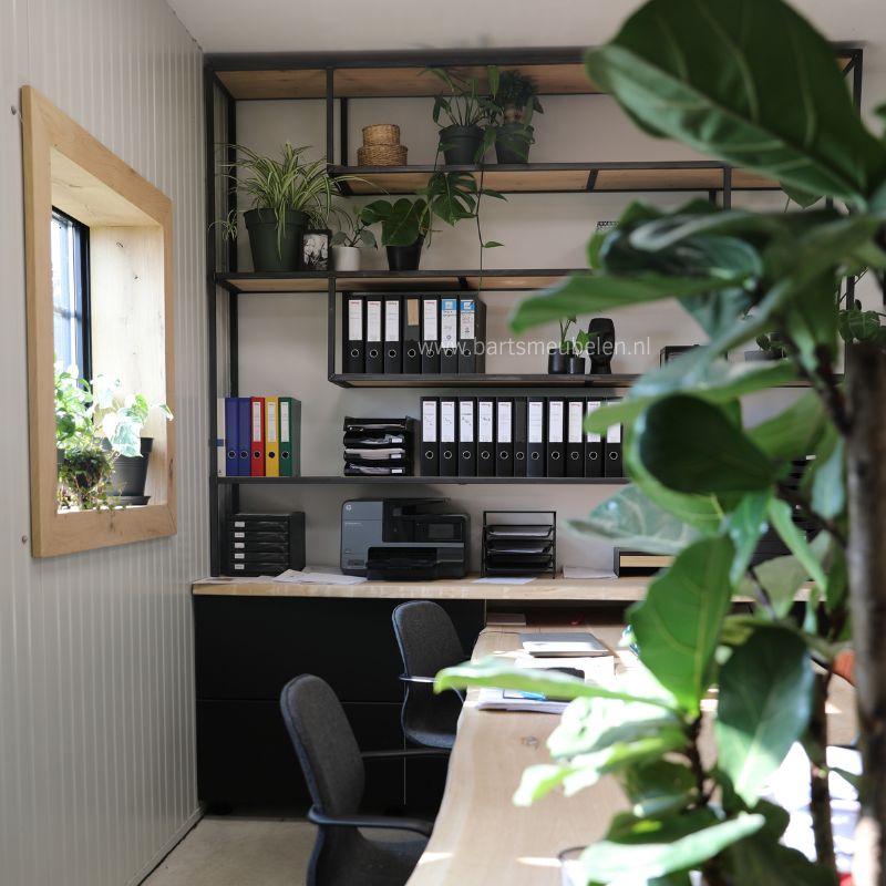 sfeer - maatwerk bovenkast op kantoor van eikenhout en staal