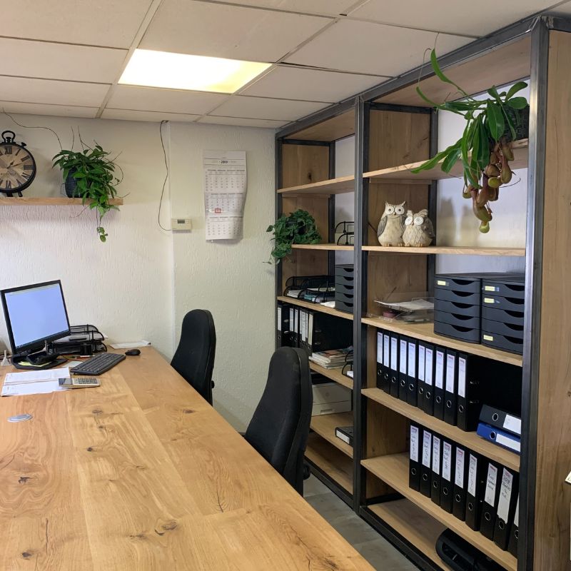 sfeervolle open kasten voor op het kantoor van eikenhout en staal