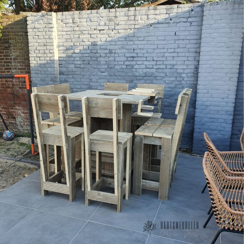 Buiten borrelen in stijl Een bierkrat tafel met barkrukken Buiten borrelen in stijl- Een bierkrat tafel met barkrukken