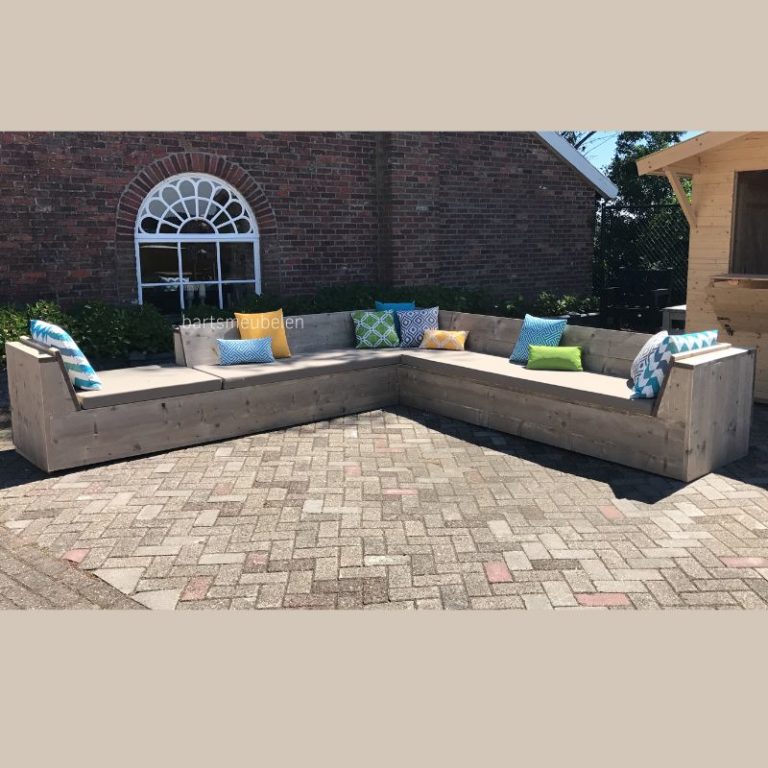 Steigerhouten hoekbank met unieke vormgeving