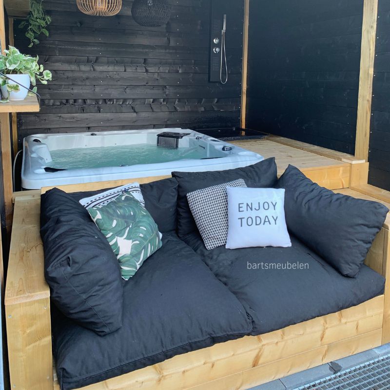 Zwarte plofkussens in houten loungebank op maat Zwarte plofkussens in houten loungebank op maat