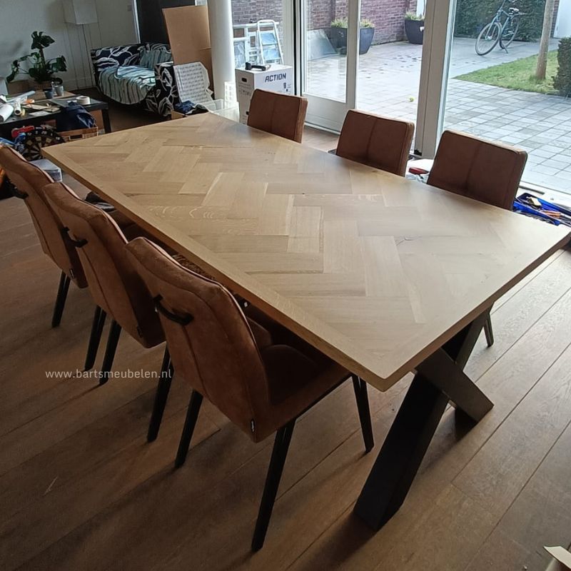 eiken eettafel visgraat met stalen x poot mat zwart eiken eettafel visgraat met stalen x-poot mat-zwart