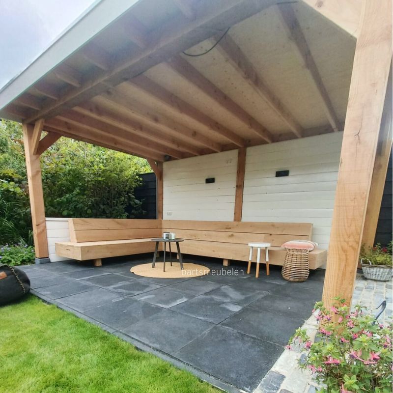 eikenhouten hoekbank in de tuin onder de overkapping eikenhouten hoekbank in de tuin onder de overkapping